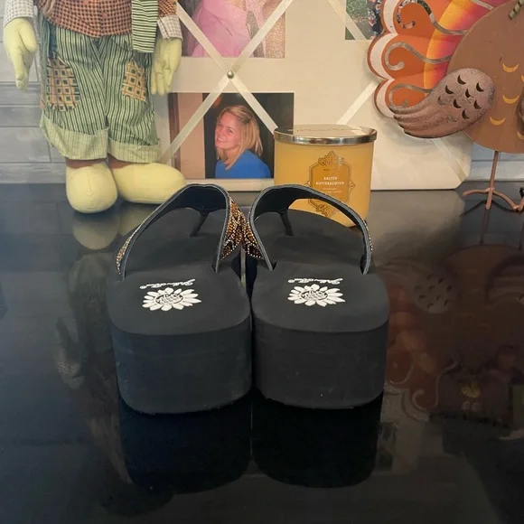 Yellow Box Sandals Size 7.5 - Picture 5 of 8